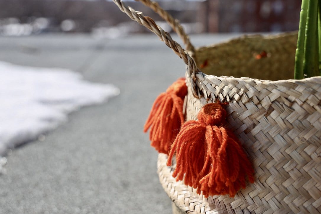Porta - Seegraskorb mit orangen Pompons