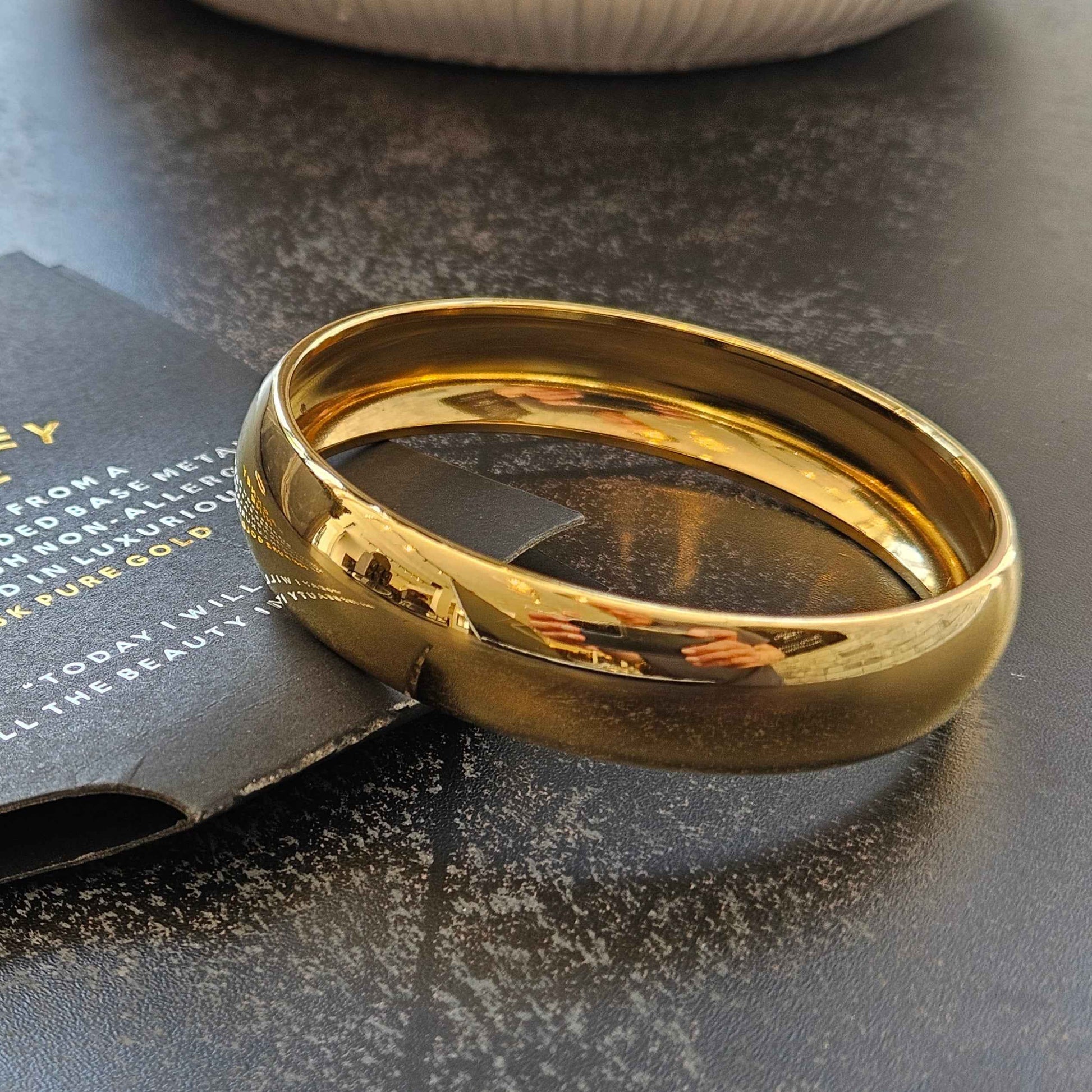 Style UMUAKOT: Mid Width Classic Gold Band Bracelet