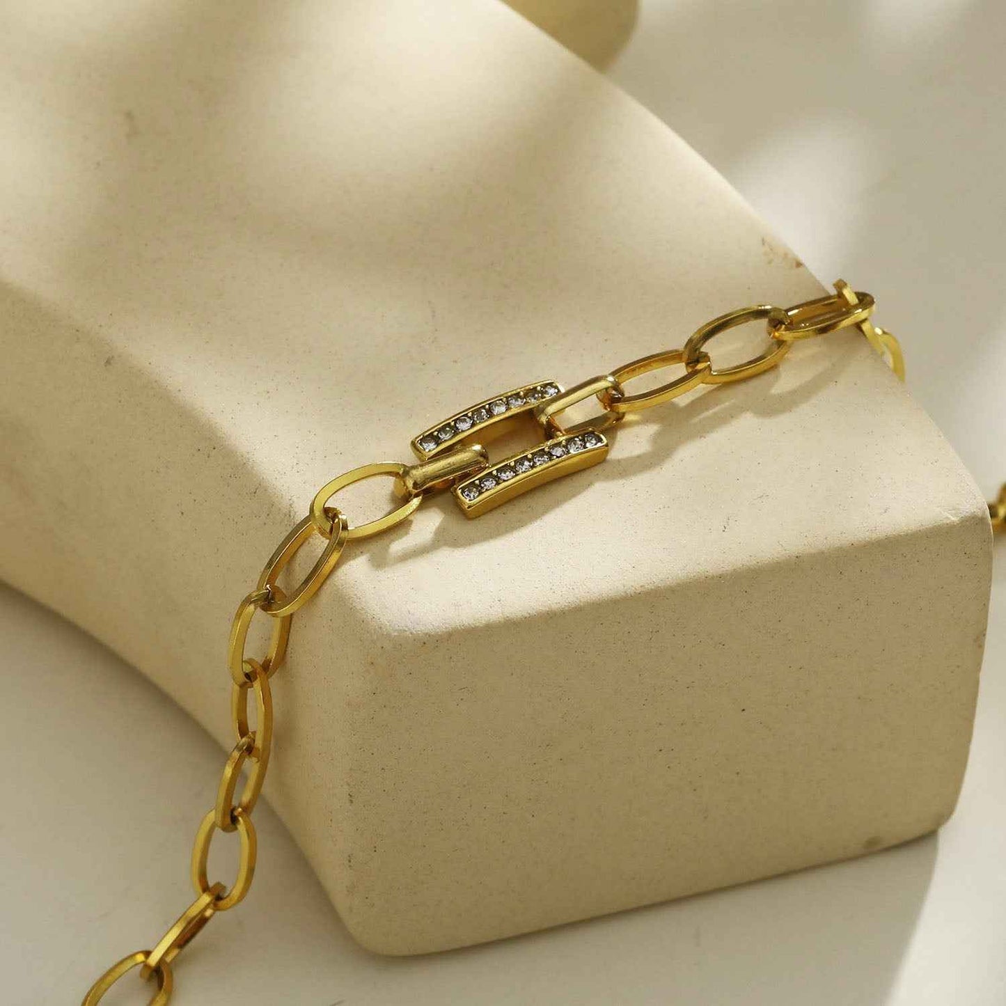 GAILA Deco Paper-Clip Bracelet with Zirconia Embedded Centre Piece