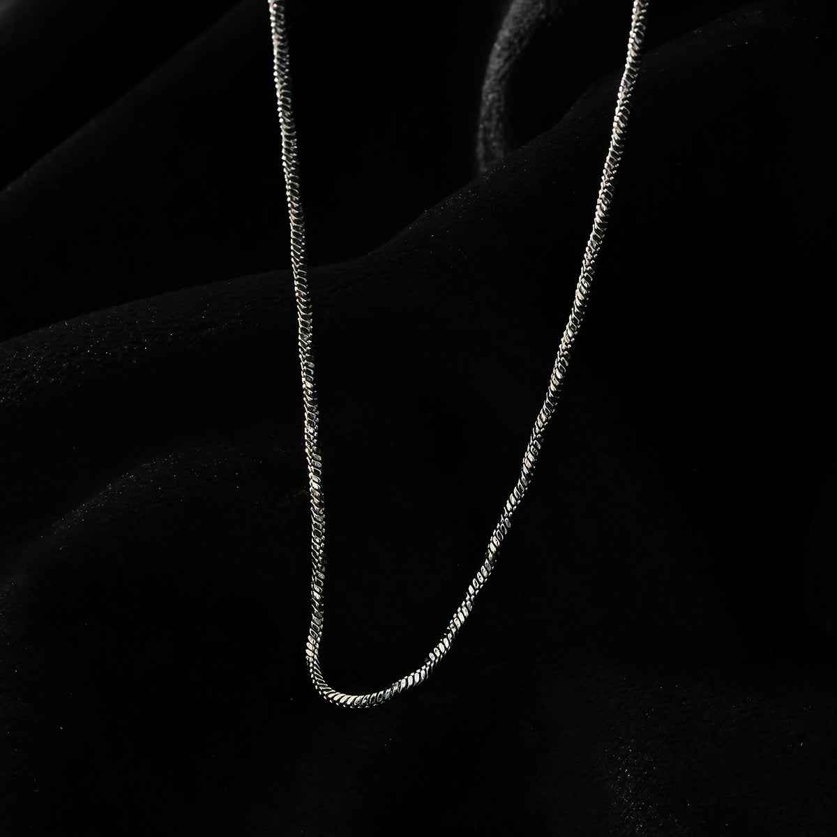 SKAGWAY: Minimalist Twisted Textures Chain Necklace in Silver (White Gold)