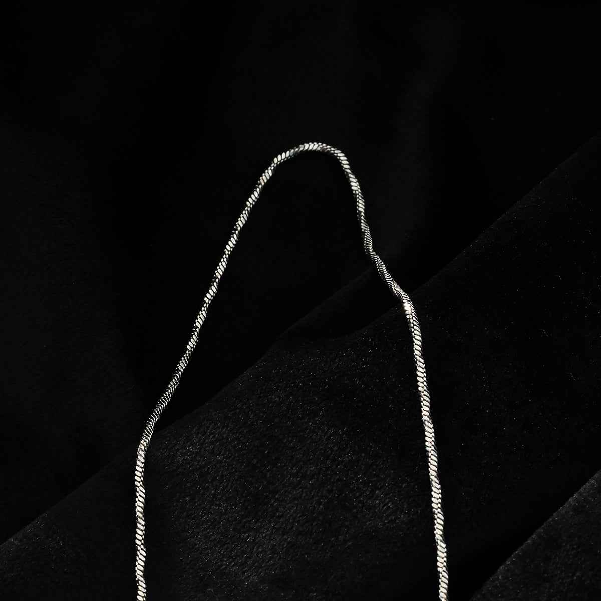 SKAGWAY: Minimalist Twisted Textures Chain Necklace in Silver (White Gold)