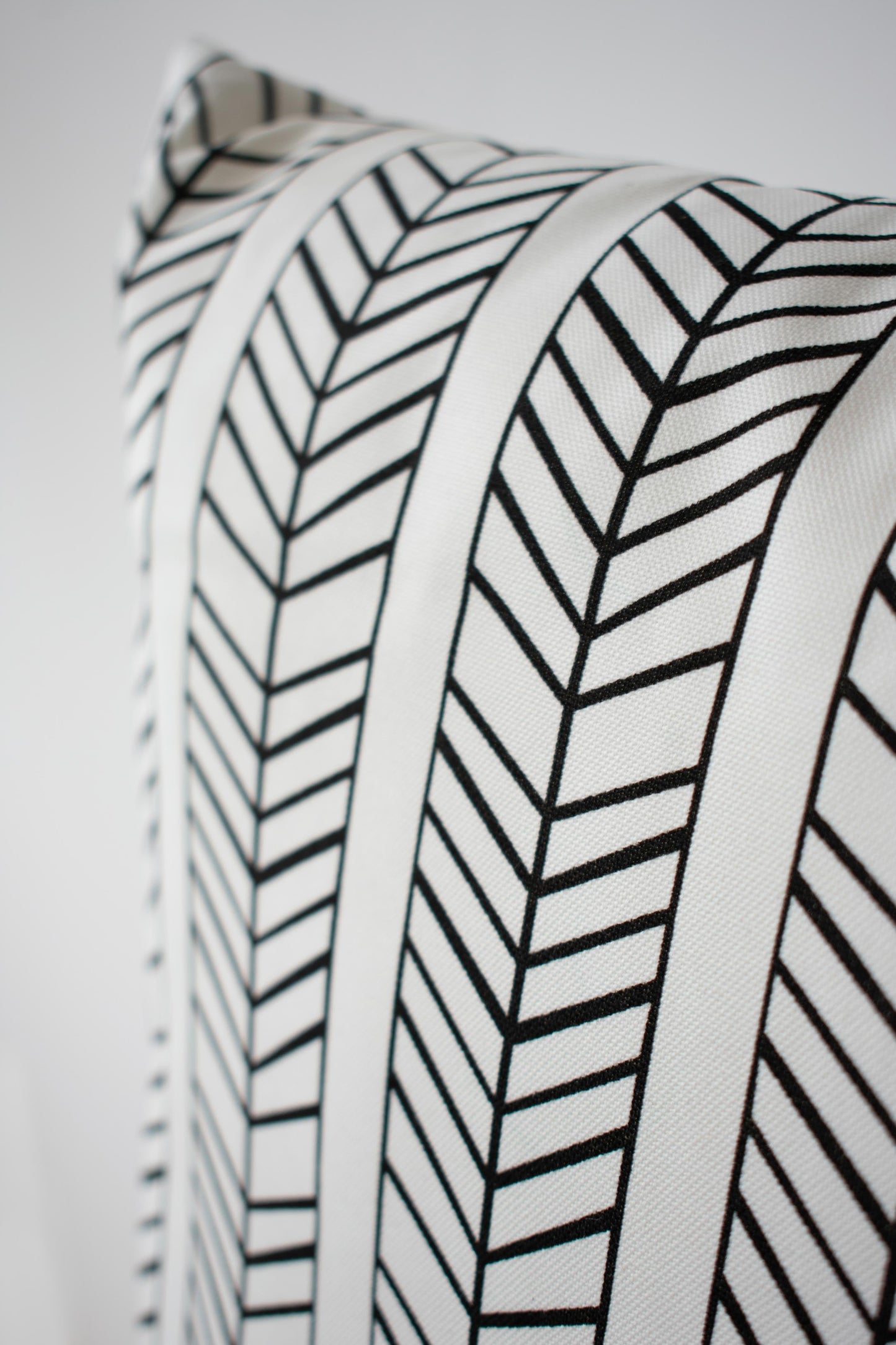 OUTDOOR PILLOW - BLACK AND WHITE 20"