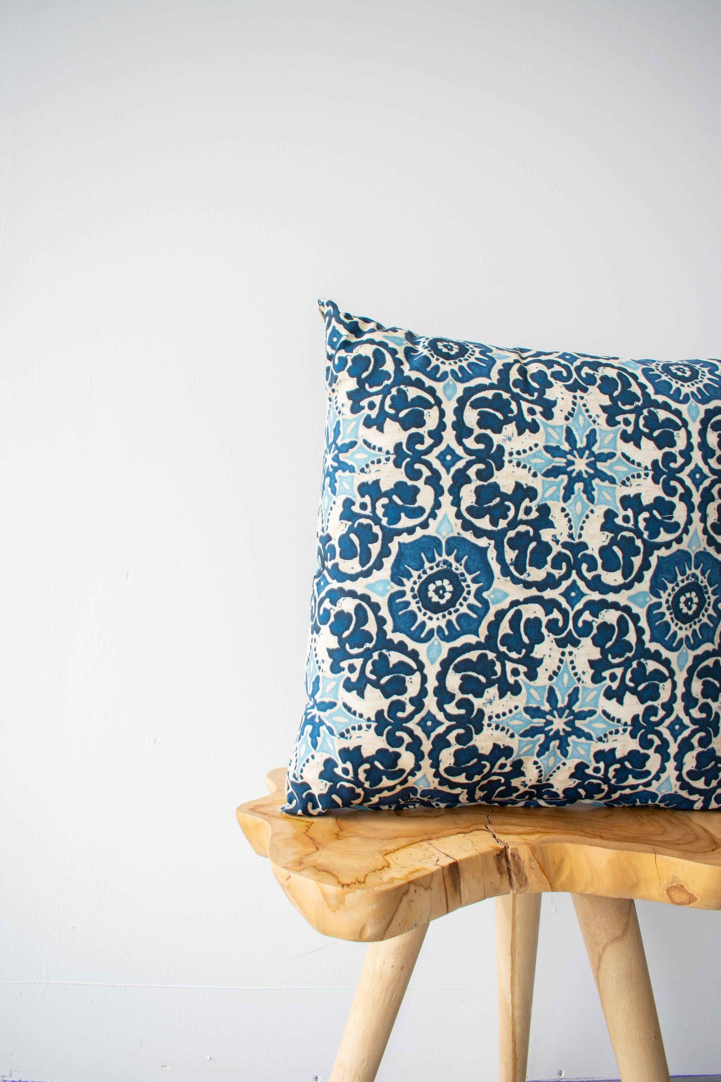 OUTDOOR PILLOW - BLUE FLORAL 20"