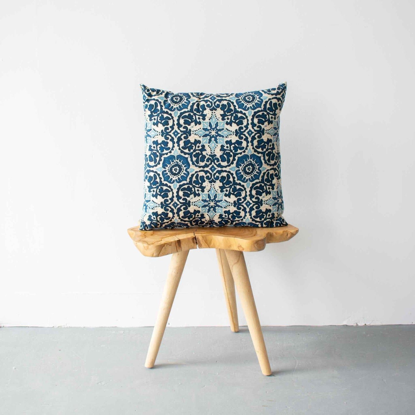 OUTDOOR PILLOW - BLUE FLORAL 20"
