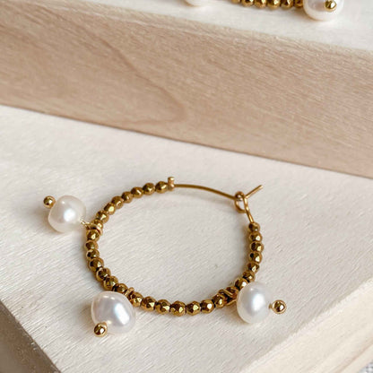 Boucles d’oreilles créoles dorées avec perles d’eau douce | AURÉA