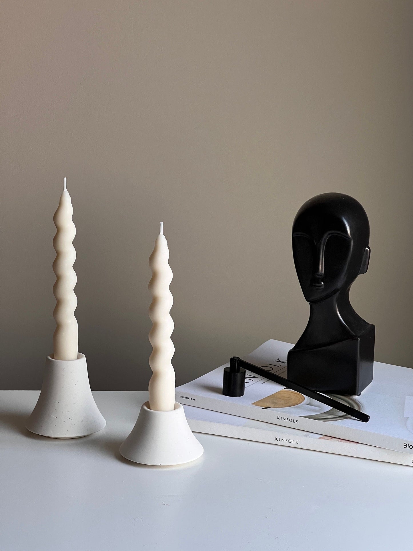 Runder Kerzenständer aus Jesmonit: Minimalistische Tischdekoration