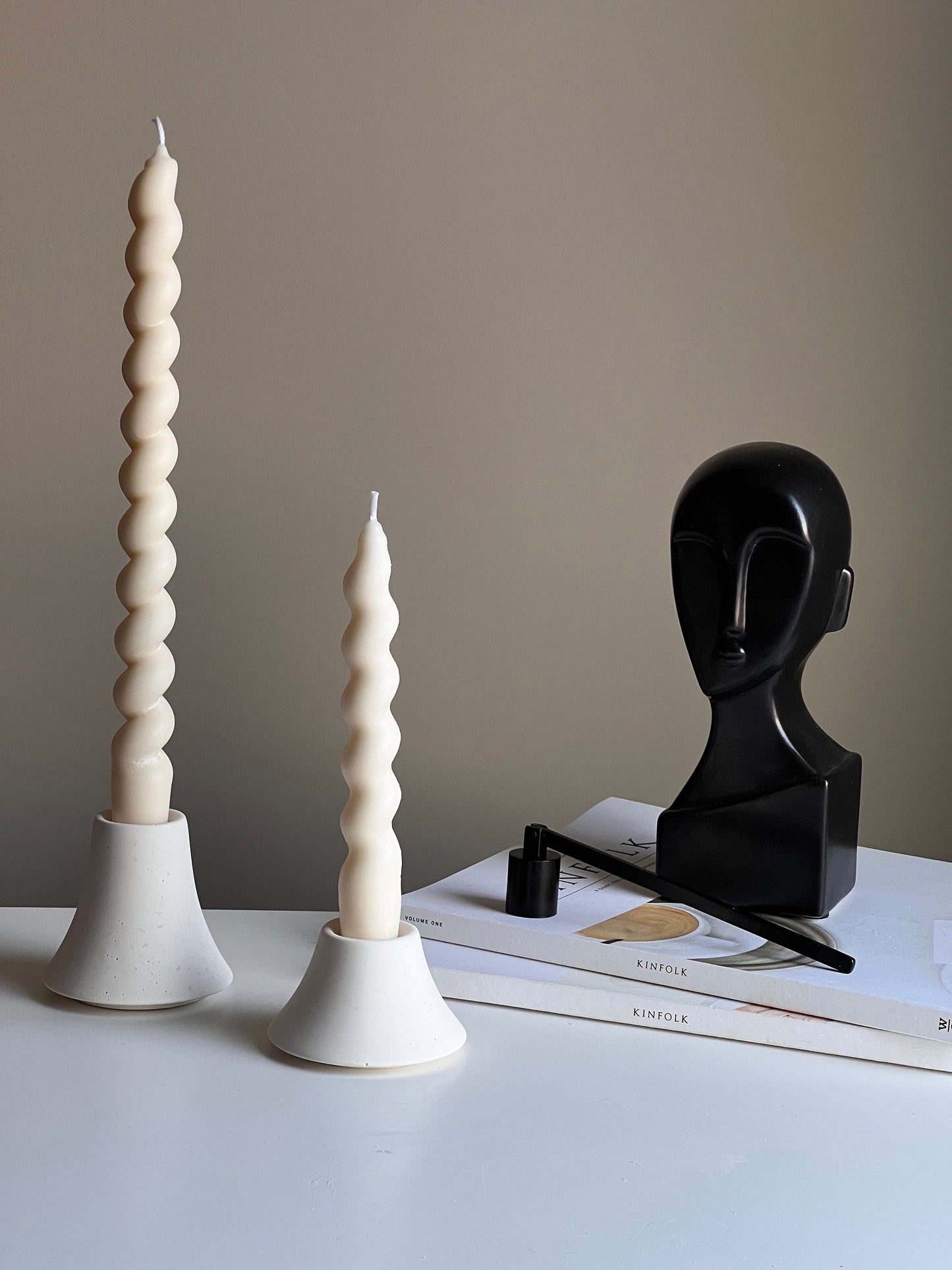 Runder Kerzenständer aus Jesmonit: Minimalistische Tischdekoration