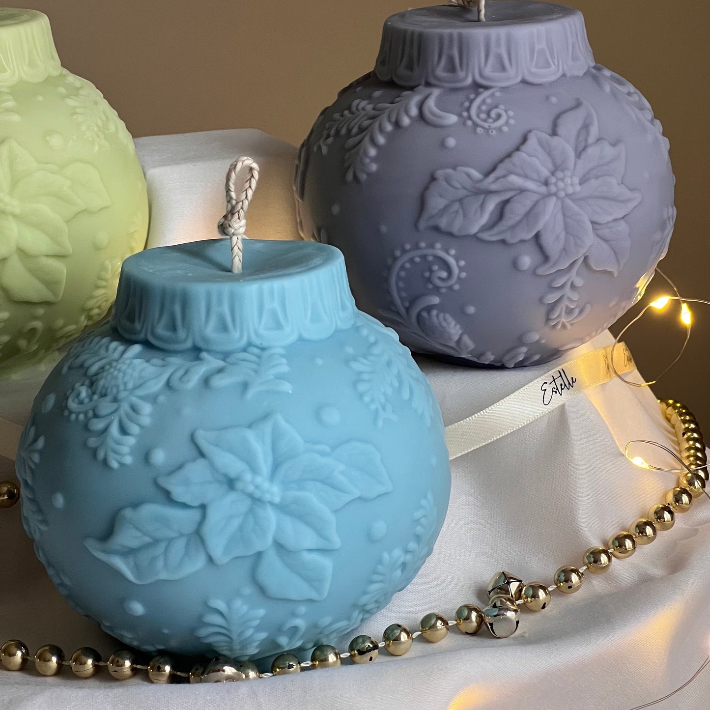 Große Weihnachtskugel-Sojakerze: Festliche handgemachte Deko