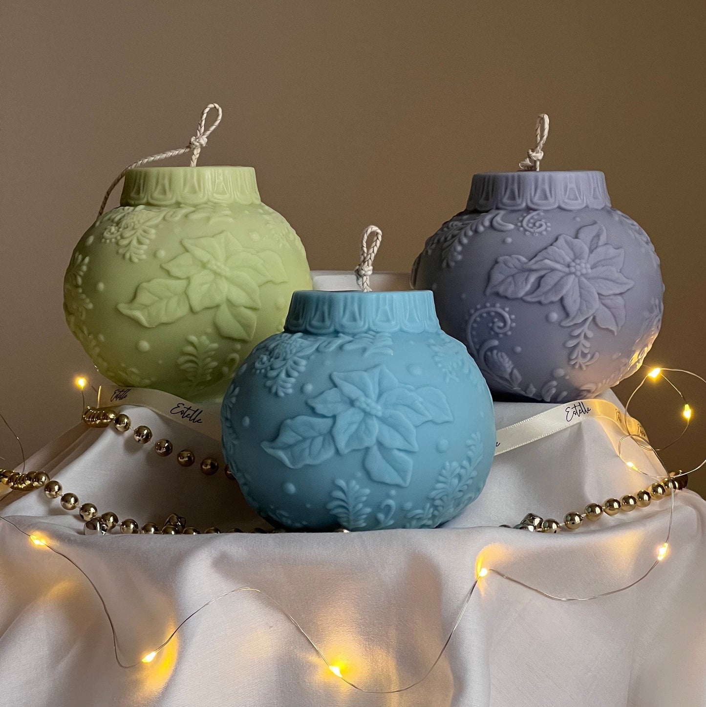 Große Weihnachtskugel-Sojakerze: Festliche handgemachte Deko