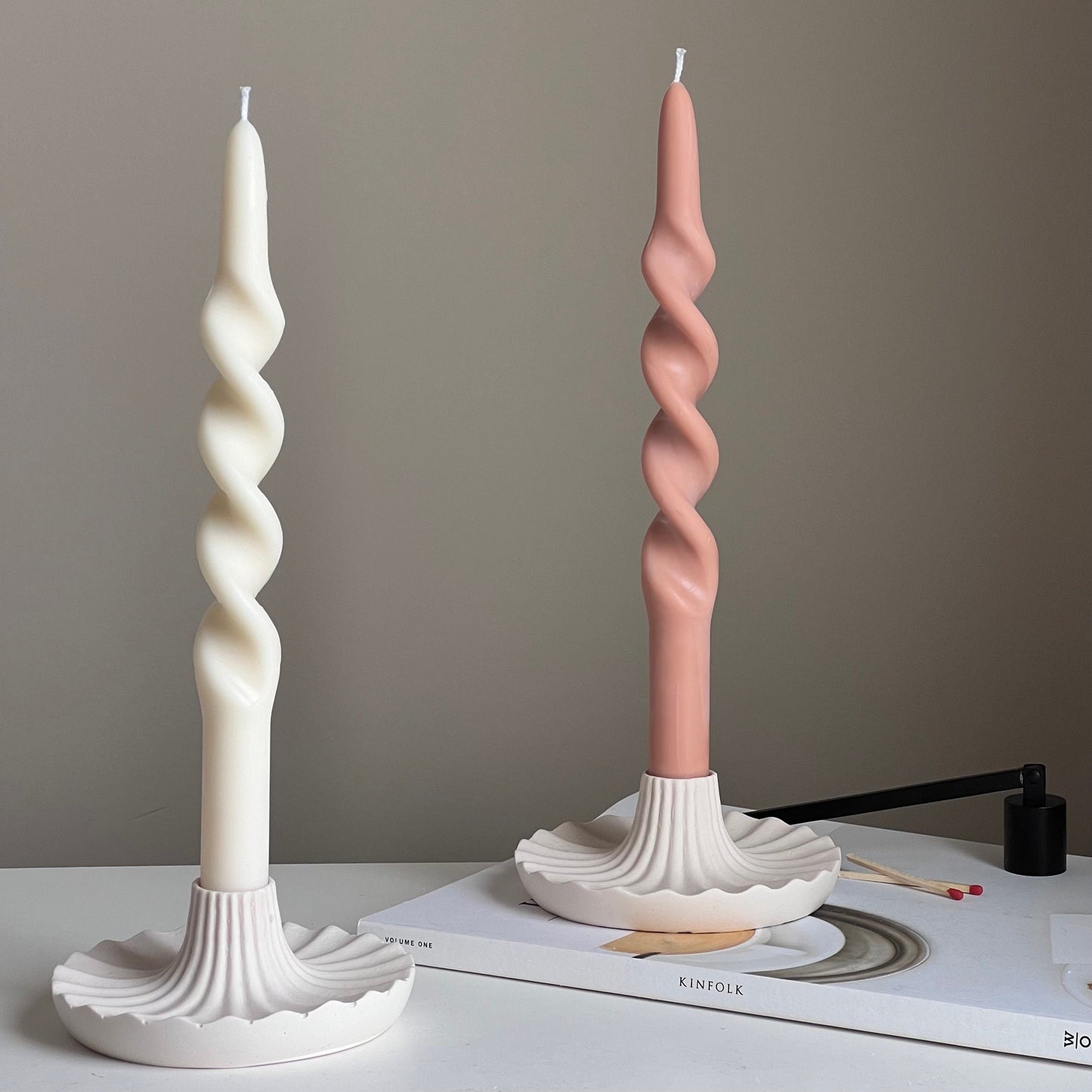 Runder Jesmonite-Kerzenständer: Elegante Tischdekoration