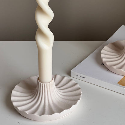 Runder Jesmonite-Kerzenständer: Elegante Tischdekoration