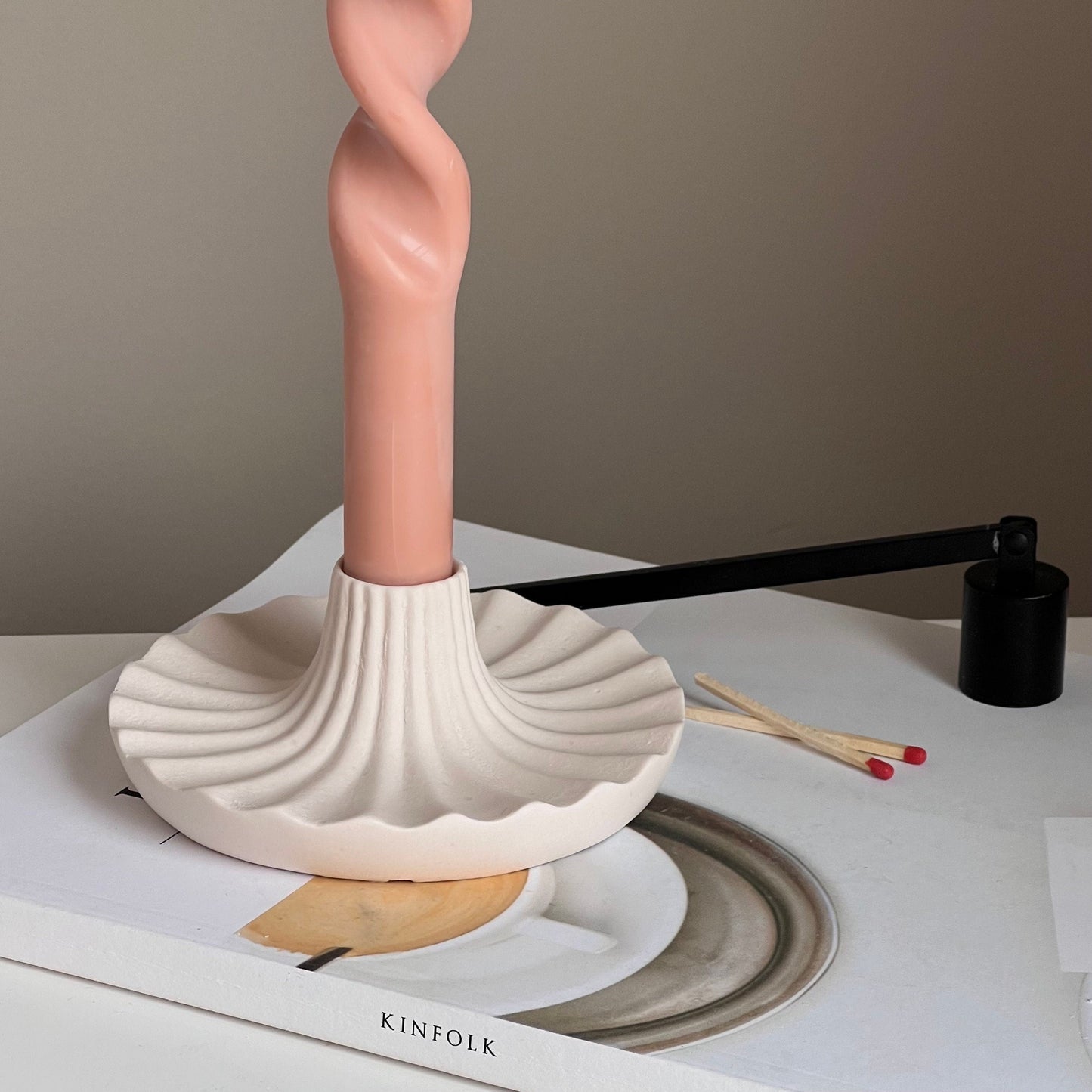 Runder Jesmonite-Kerzenständer: Elegante Tischdekoration