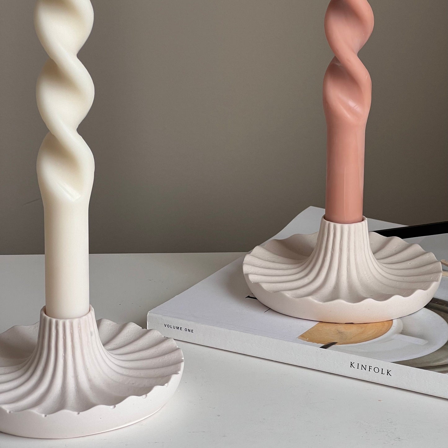 Runder Jesmonite-Kerzenständer: Elegante Tischdekoration