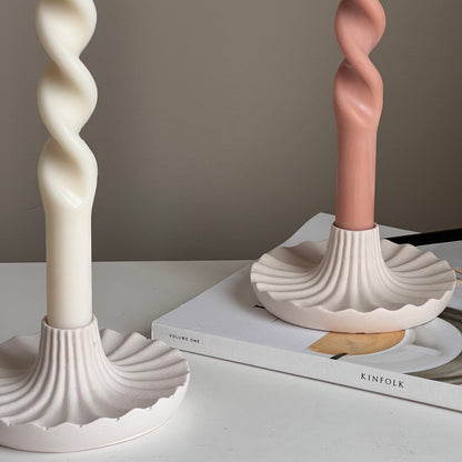 Runder Jesmonite-Kerzenständer: Elegante Tischdekoration
