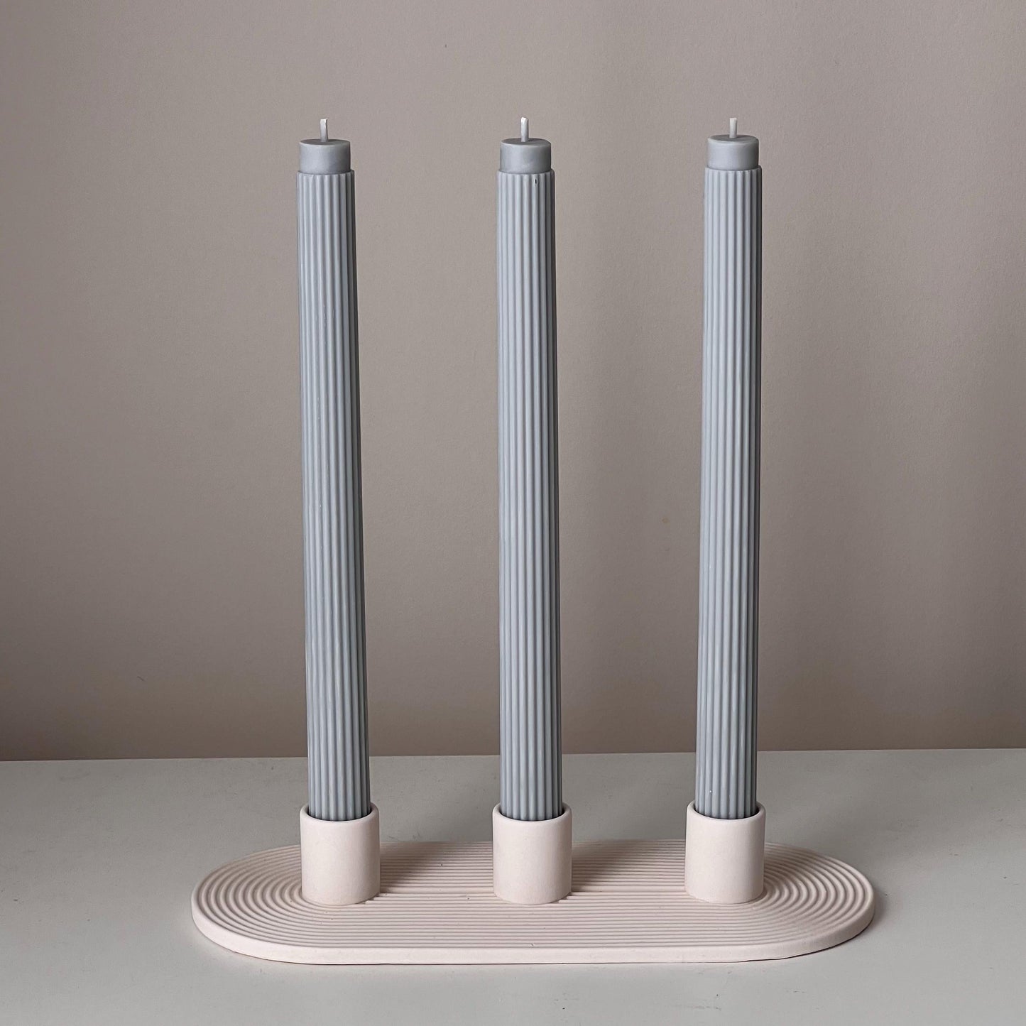 Geometrischer Kerzenhalter aus Jesmonit: Minimalistisches 3-Kerzen-Mittelstück