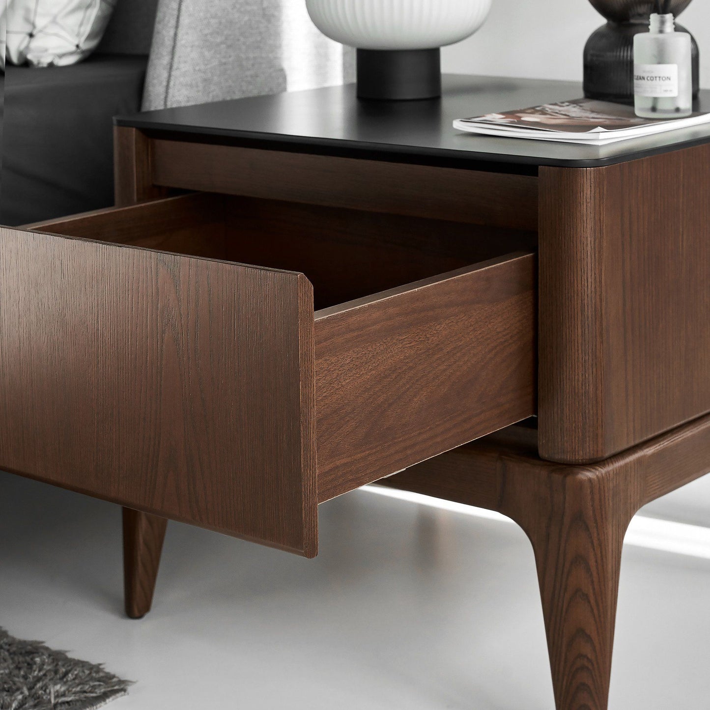 Nachttisch Scarlet Modern aus Eschenholz