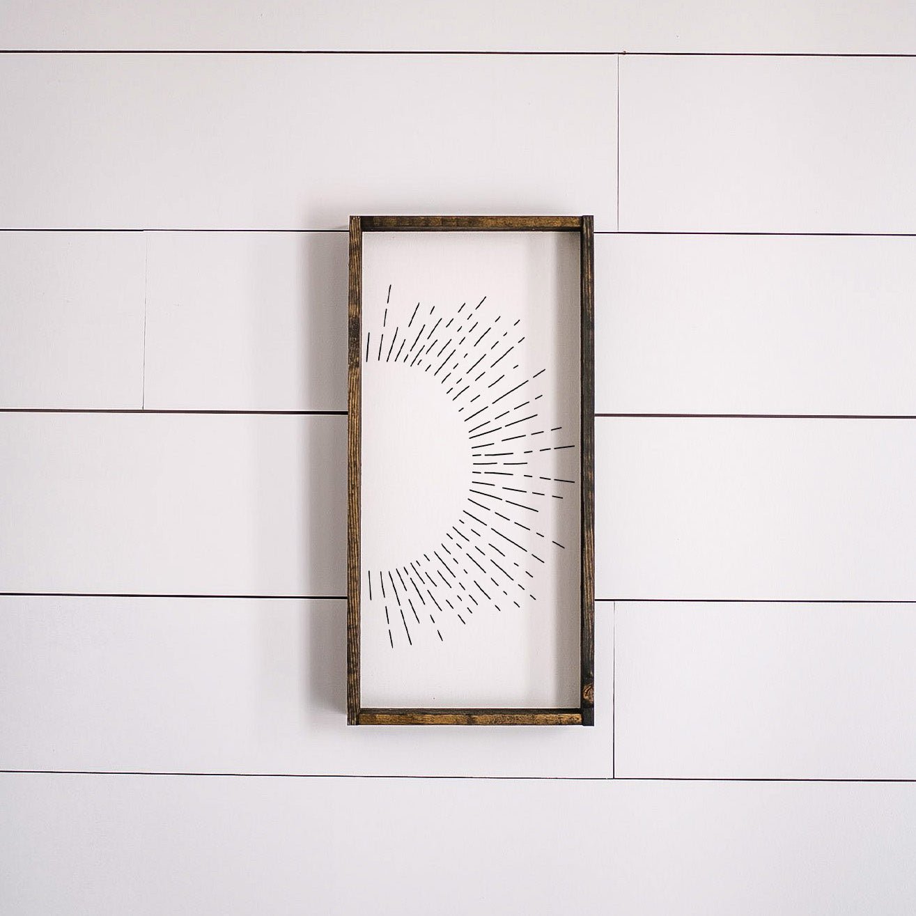 Holzschild mit Sonnenstrahl-Motiv