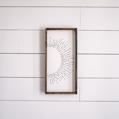 Holzschild mit Sonnenstrahl-Motiv