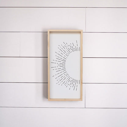 Holzschild mit Sonnenstrahl-Motiv