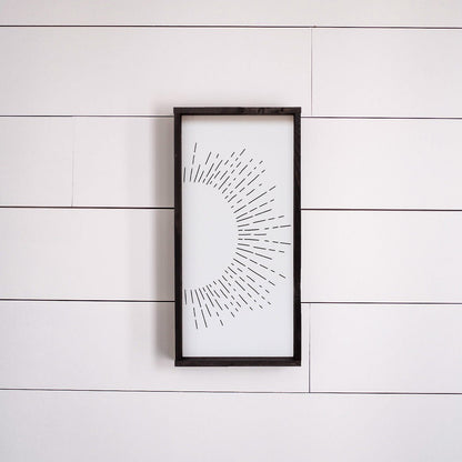 Holzschild mit Sonnenstrahl-Motiv