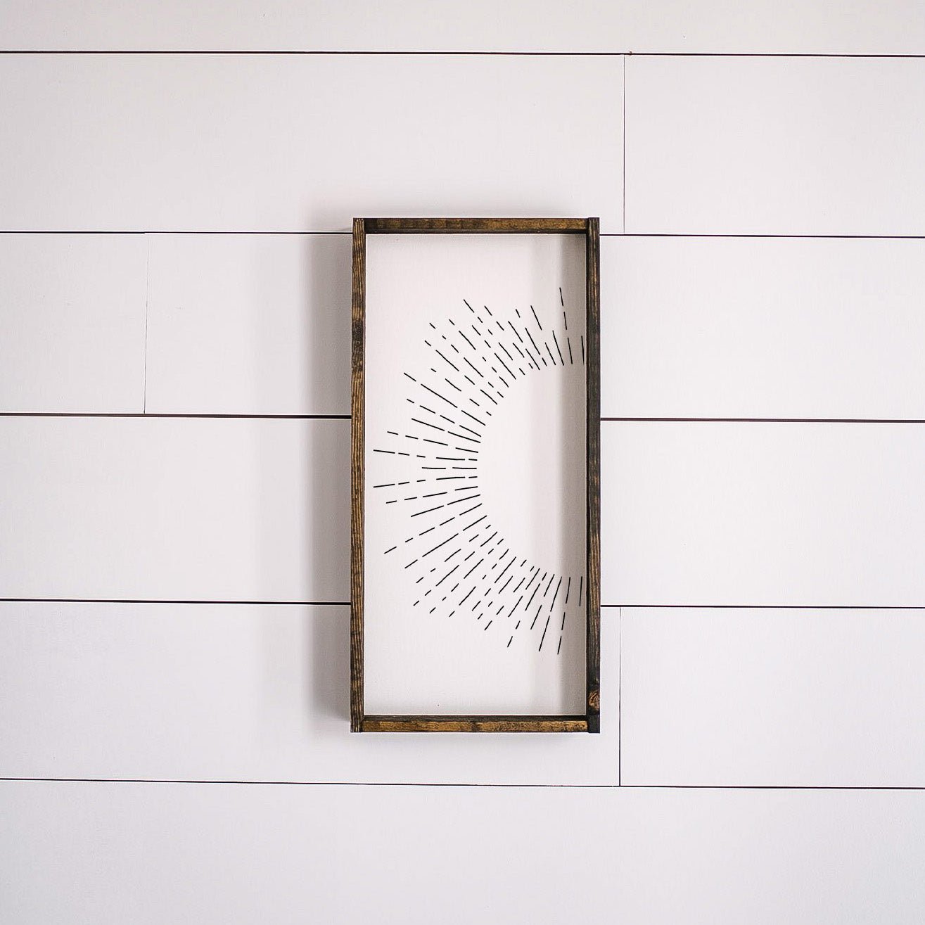 Holzschild mit Sonnenstrahl-Motiv