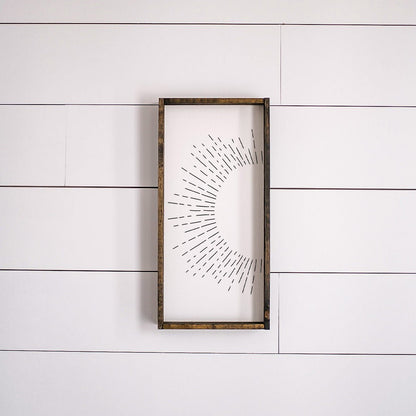 Holzschild mit Sonnenstrahl-Motiv