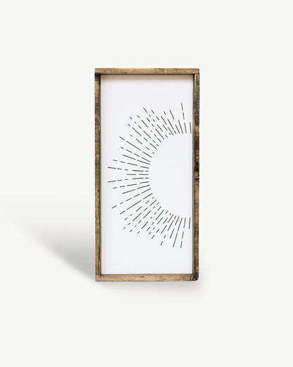 Holzschild mit Sonnenstrahl-Motiv