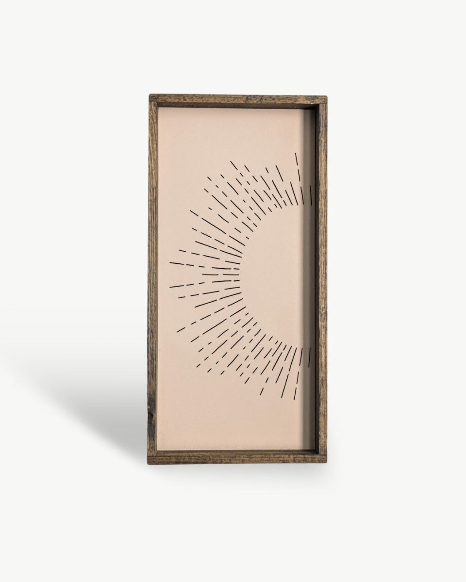 Holzschild mit Sonnenstrahl-Motiv