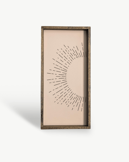 Holzschild mit Sonnenstrahl-Motiv
